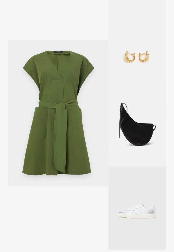 Oliven grøn kjole med korte ærmer, V-hals, to frontlommer og en bundet bælte i taljen. Fremstillet af letvægtsstof.; Hvide sneakers med metalliske sølv detaljer, glat tekstur, rund tå, flad sål og traditionelt snørebåndsdesign.; Sort læderhåndtaske med en buet måneform, der har en slank rem og subtil guldbranding på forsiden. Glat tekstur med minimal hardware.; Guldøreringe med en glat, rundet design og poleret overflade. Øreringene har en kompakt, kraftig form og en sømløs lås.
