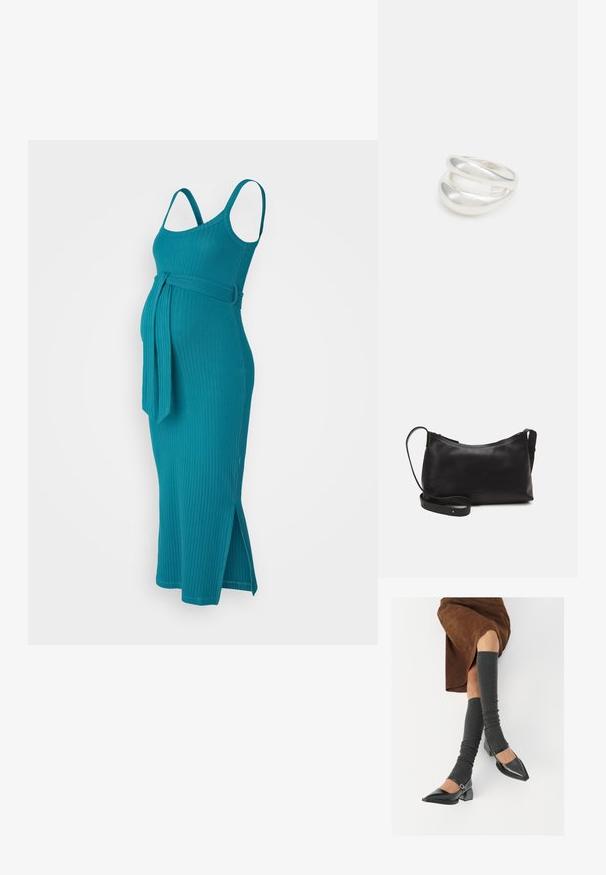 Turkusowa, prążkowana sukienka ciążowa z cienkimi ramiączkami, paskiem w talii i bocznymi rozcięciami dla łatwości ruchu. Wykonana z elastycznego materiału.; Czarne lakierowane buty na szpilce z prostokątnym obcasem i paskiem na kostce, zestawione z szarymi prążkowanymi ocieplaczami na nogi oraz brązową zamszową spódnicą.; Czarna skórzana torba na ramię o gładkiej fakturze, zakrzywionym kształcie, regulowanym pasku i zapięciu na zamek. Minimalistyczny design bez zdobień.; Srebrna obrączka podwójna z gładką, polerowaną powierzchnią. Posiada płynny, zakrzywiony kształt z nakładającymi się sekcjami, co nadaje nowoczesny wygląd.