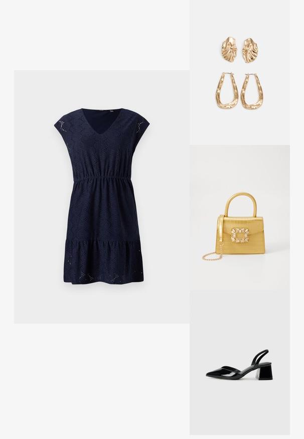 Vestido azul marinho com mangas corpetas, decote em V e faixa elástica na cintura. Apresenta padrão de ilhós e barra com babados em camadas. Textura suave. Mistura de algodão.; Sandy em verniz preto com salto slingback, ponta afilada e salto geométrico. Apresenta um design elegante e minimalista com textura suave.; Bolsa amarela em pele de crocodilo falsa, com um design estruturado, pega no topo, alça de corrente removível e decoração de cristal no fecho.; Brincos em tom de ouro com formas onduladas e texturizadas. Inclui studs escultóricos com presilha e um design de argola aberta com um acabamento martelado.