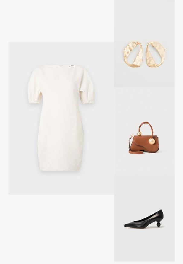 Weißes, kurzärmeliges Kleid mit Bootsausschnitt und Puffärmeln. Hergestellt aus einem glatten Material, mit einem Logo in der Nähe des Ausschnitts und einem Reißverschluss im Rücken.; Schwarze Leder-Pumps mit spitzem Zehenbereich und runder, ballförmiger Ferse. Glatte Textur mit einem eleganten, minimalistischen Design.; Braune Lederhandtasche mit wellenförmigem Design, ausgestattet mit zwei kreisförmigen goldenen Akzenten und einem abnehmbaren Schulterriemen für vielseitigen Tragekomfort.; Ein Paar unregelmäßige, oval geformte Ohrringe aus goldfarbenem Metall mit einer strukturierten, leicht gehämmerten Oberfläche auf weißem Hintergrund.