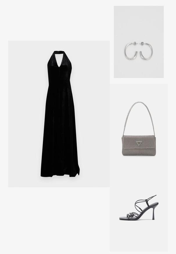 Czarna aksamitna wieczorowa sukienka na halter z głębokim dekoltem w serek i suknią do podłogi na jednolitym białym tle.; Czarne sandały na wysokim obcasie mają cienkie paski z węzłowym wzorem, gładki, kwadratowy czubek i smukły obcas w stylu szpilki.; Jasnoszara metaliczna torebka na łańcuszku, ozdobiona małymi okrągłymi metalowymi ćwiekami oraz trójkątnym logo marki.; Srebrne kolczyki na biglu o gładkim, błyszczącym wykończeniu. O zaokrąglonym kształcie, lekkim designie, z zamknięciem na zatrzask.