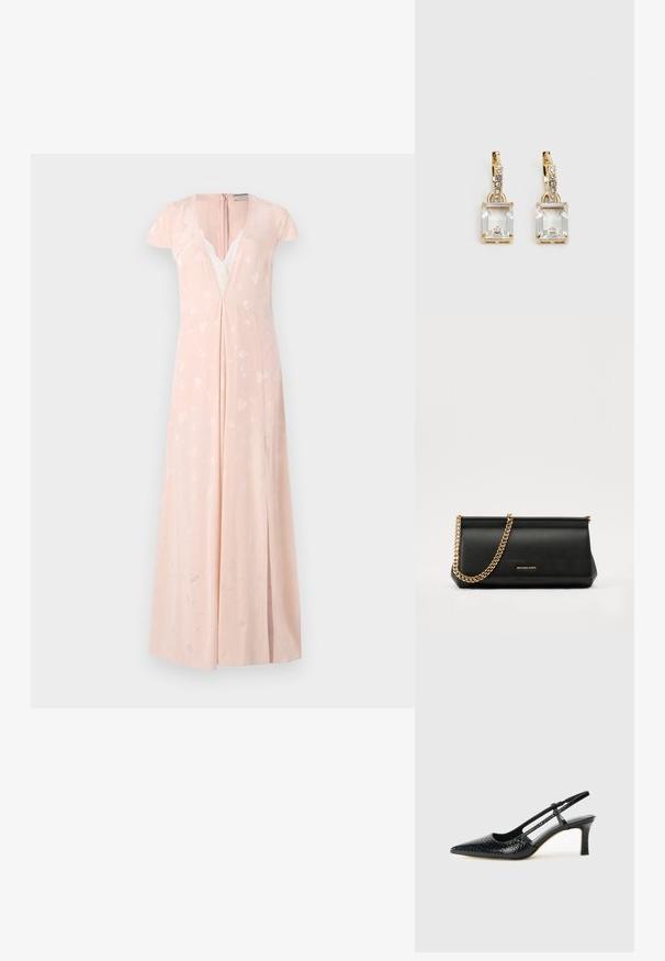 Jasnoróżowa sukienka z krótkimi rękawami, głębokim dekoltem w kształcie V, koronkowymi detalami i subtelnymi wzorami serc; długa do ziemi z bocznym rozcięciem.; Czarne lakierowane czółenka na obcasie typu slingback z wąskim noskiem, z teksturowanym wzorem wężowym, regulowanym paskiem oraz krótkim, teksturowanym obcasem w kształcie słupka.; Czarna skórzana kopertówka z złotym łańcuszkiem, charakteryzująca się gładką fakturą, prostokątnym kształtem i wytłoczonym logo z przodu.; Złote kolczyki z prostokątnym, przezroczystym kryształem zwisającym poniżej rzędu małych, okrągłych, przezroczystych akcentów. Elegancki, nowoczesny design.