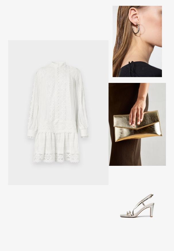 Fehér ruha hosszú ujjakkal és magas gallérral. Bonyolult csipke mintákkal, texturált anyaggal és réteges szegéllyel rendelkezik. Elején gombos záródás.; Fémes ezüst színű magassarkú szandál nyitott orral, három vékony pánttal a lábfejen és egy csatfüles bokapánttal.; Arany fémes clutch táska sima textúrával, háromszög alakú csattal. A kéz, amely tartja, szépen manikűrözött körmökkel rendelkezik.; Ez egy ezüst fülbevaló, sima felülettel, amelyen apró arany díszítőelemek találhatók. Kerek formájú és a fülcimpán viselik.