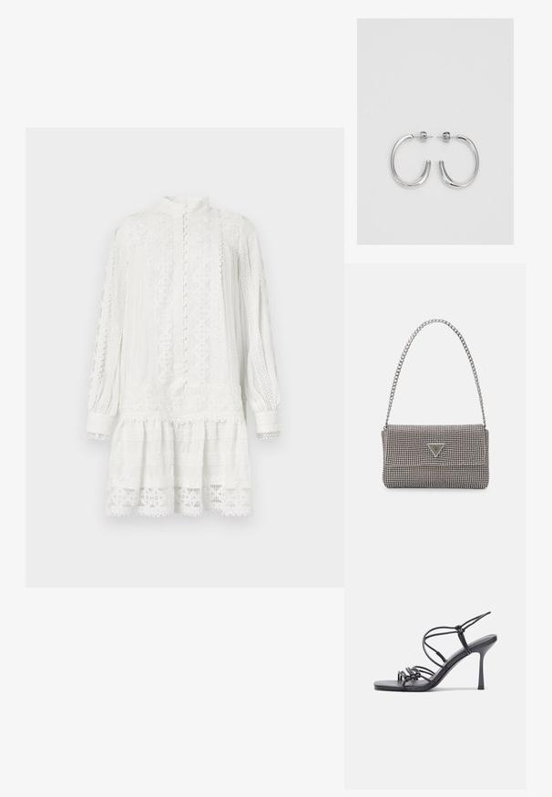 Vit klänning med långa ärmar och hög krage. Har intrikata spetsmönster, strukturerad tyg och en lagerad kant. Knäppning framtill.; Svarta högklackade sandaler har tunna remmar med en knuten design, en slät fyrkantig tå och en smal stilettklack.; Ljusgrå metallisk handväska med kedjestropp, prydd med små cirkulära metallnitar och en triangulär logotyp.; Silverfärgade hängande örhängen med en slät, blänkande yta. Rundad form, lätt design, med ett stift- och bakstängning.