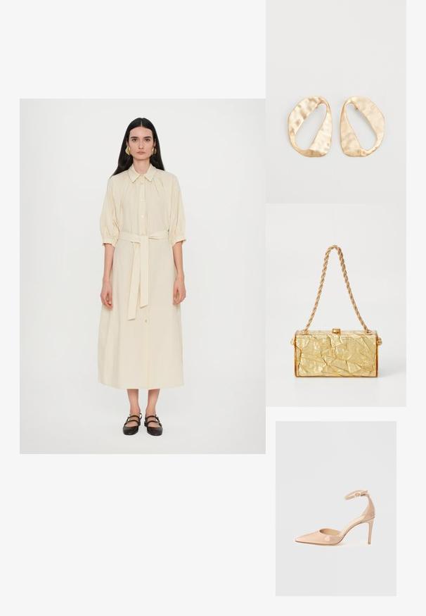 Krémové dlouhé šaty košilového střihu s límečkem, knoflíkovým zapínáním vpředu, balónovými rukávy a páskem v pase na uvázání. Na nohou jsou černé ploché boty.; Nude lakovaná botička s špičatou špičkou, kotníkovým páskem a stiletto podpatkem, která se vyznačuje hladkým povrchem a minimalistickým designem.; Zlatá kabelka s mačkanou strukturou a obdélníkovým tvarem, s řetízkem na nošení a sponou na zavření nahoře. Hladký, lesklý povrch.; Pár nepravidelných oválných náušnic z kovu pozlaceného zlatem s texturovaným, mírně kladivkovým povrchem na bílém pozadí.