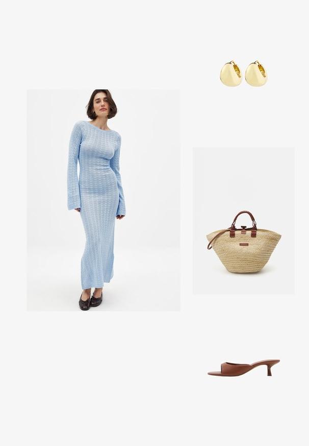 Langdurige, aansluitende jurk in lichtblauwe brei met een gestructureerd, open weefpatroon. Het heeft een bootnek en uitlopende mouwen die eindigen bij de enkels.; Bruine open teen hakschoenen met een gladde, matte afwerking, met een gebogen ontwerp en een transparante, taps toelopende hak.; Geweven stro handtas met een brede, ronde vorm. Bruine leren handgrepen en accenten, met een rechthoekig label op de voorkant.; Gouden ringoorbellen met een glad, rond ontwerp; gepolijste oppervlakte en open sluiting, met een subtiele naad voor bevestiging.