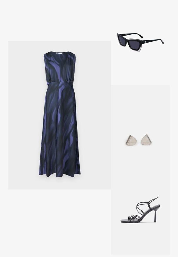 Ermeløs lang kjole i mørk lilla med bølgete mønster. Har en dyp V-hals og en tettsittende midje som flyter ut i en utsvingt nederdel. Jevn tekstur.; Svart høye hælsandaler har tynne stropper med en knyttet design, en glatt firkantet tå og en elegant stiletto-hæl.; Store svarte solbriller i overdimensjonert størrelse med geometrisk form, med mørke linser og en kontrasterende grå detalj på rammen. Logo på armen.; Sølvmetalløreringer med en jevn, dråpeform og en polert finish. Subtile graveringer legger til detaljer. Minimalistisk design.