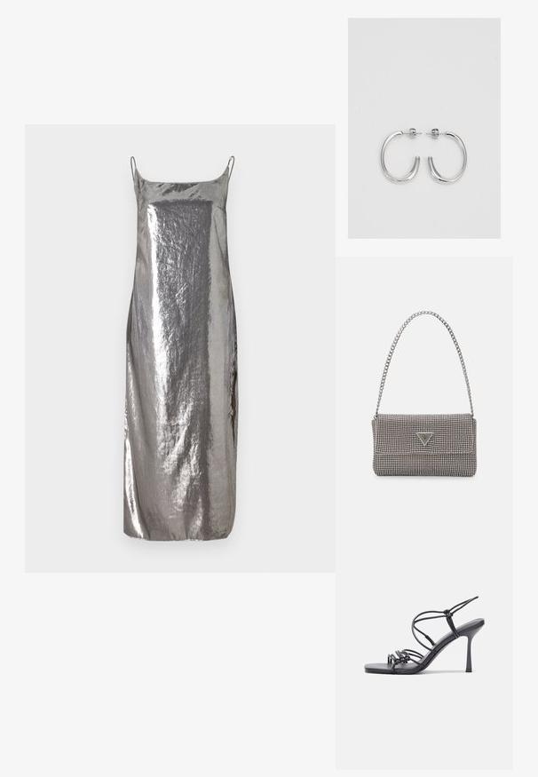 Srebrna metalna srajčna obleka z tankimi naramnicami, gladko teksturo in ravno silhueto, ki se ponaša z diskretnim sijajem in minimalističnim dizajnom.; Črne visoke sandale na peto imajo tanke naramnice z vozlom, gladek kvadratni toe in eleganten stiletto peto.; Svetlo siva kovinska torbica z verižnim ročajem, okrašena z majhnimi okroglimi kovinskimi bleščicami in trikotnim logotipom blagovne znamke.; Srebrne obročaste uhane z gladko, sijočo površino. Zaobljena oblika, lahka zasnova, z zapiranjem na zatič.