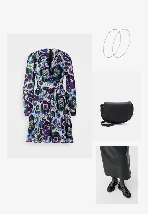 Pestré šaty s výstrihom do V, dlhými rukávmi a priliehavým pásom. Ozdobené fialovými, zelenými a modrými kvetinovými vzormi na svetlom pozadí.; Čierne kožené poltopánky s hladkým povrchom, s dekoratívnym pásikom, okrúhlou špičkou a textúrovanou podrážkou. Nosené s dlhou čiernou koženou sukňou.; Čierna kožená kabelka cez telo s zakriveným tvarom, magnetickým uzáverom na klapke, nastaviteľným popruhom a embosovaným logom na prednej strane.; Strieborné kruhové náušnice s minimalistickým dizajnom. Cirkulárny tvar, hladký povrch a tenký profil. Ľahké s lesklým povrchom.