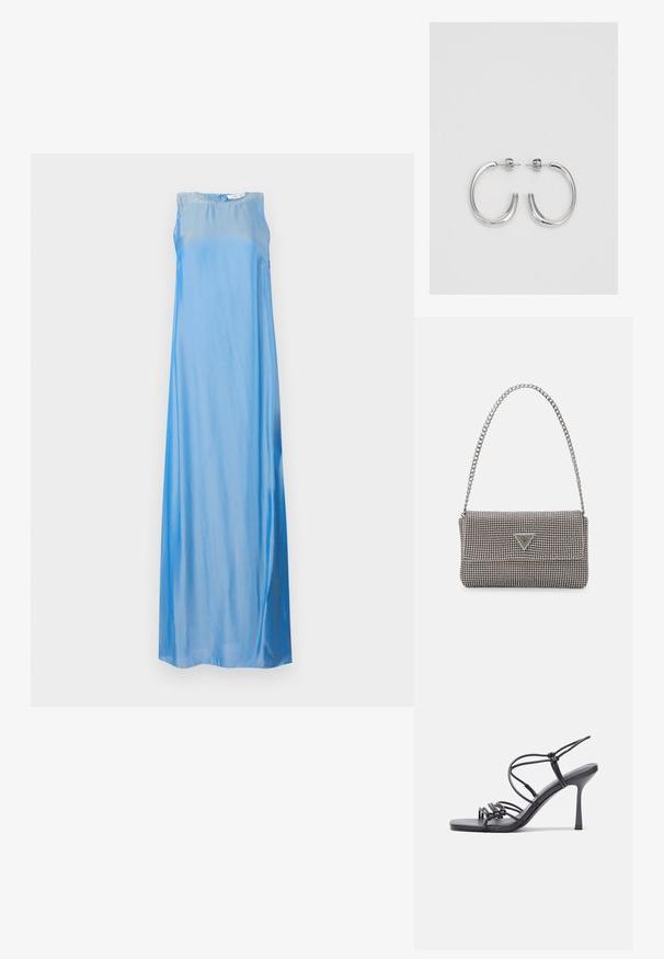 Ujjatlan kék maxi ruha sima, fényes anyagból, amely laza szabású és finom átmenetet mutat a világoskékből a sötétkékbe.; Fekete magas sarkú szandálok vékony pántokkal, csomózott mintával, sima négyzetes orral és karcsú stiletto sarkal rendelkeznek.; Világosszürke fémes kézitáska lánc pánttal, kis kör alakú fém kifinomult díszítéssel és háromszög alakú márkagéppel.; Ezüst karika fülbevalók sima, fényes felülettel. Lekerekített forma, könnyű kialakítással, tűs zárómechanizmussal.