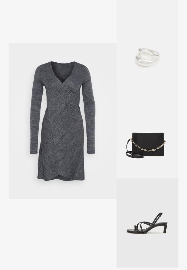 Obleka z dolgimi rokavi v temno sivi barvi z melirjem, z globokim V-izrezom, strukturirano tkanino in asimetričnim robom. Raztegljiv in prilegajoč dizajn.; Črne natikače s trakovi in kvadratnim prstom ter nizkim blokastim peto. Imajo več tankih trakov in nastavljiv trak okoli gležnja. Narejene so iz gladkega usnja.; Črna usnjena torba čez ramo z gladko teksturo, pravokotno obliko in kovinskim verižnim detajlom spredaj. Vključena je nastavljiva naramnica.; Srebrn dvojni prstan z gladko, polirano površino. Ima tekoč, ukrivljen dizajn z prekrivajočimi se sekcijami za sodoben videz.