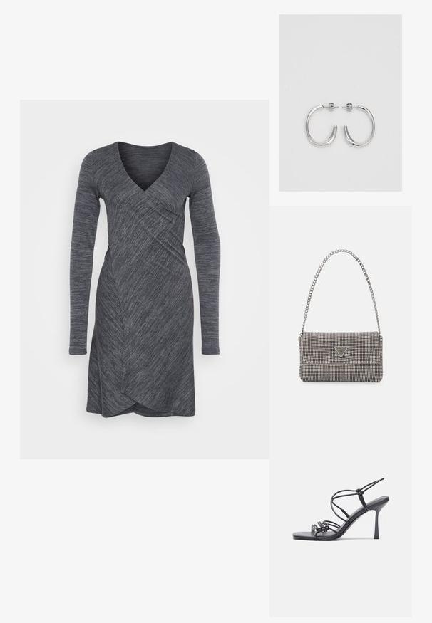Hosszú ujjú, sötét antracit szürke csavarós munka ruha, mély V-nyakkal, texturált anyaggal és aszimmetrikus szegéllyel. Rugalmas és testhezálló kialakítás.; Fekete magas sarkú szandálok vékony pántokkal, csomózott mintával, sima négyzetes orral és karcsú stiletto sarkal rendelkeznek.; Világosszürke fémes kézitáska lánc pánttal, kis kör alakú fém kifinomult díszítéssel és háromszög alakú márkagéppel.; Ezüst karika fülbevalók sima, fényes felülettel. Lekerekített forma, könnyű kialakítással, tűs zárómechanizmussal.