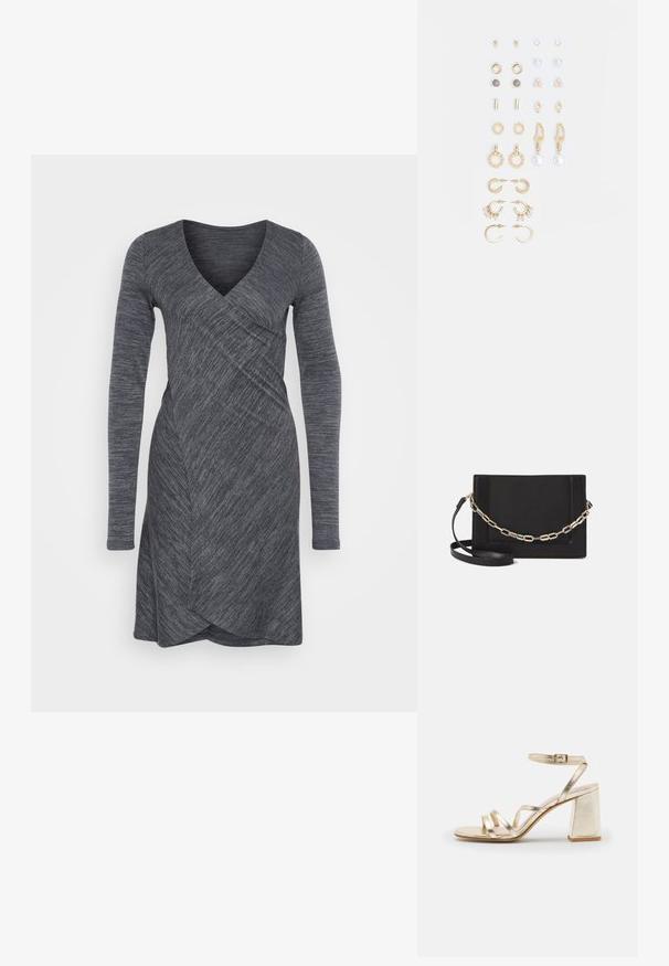 Hosszú ujjú, sötét antracit szürke csavarós munka ruha, mély V-nyakkal, texturált anyaggal és aszimmetrikus szegéllyel. Rugalmas és testhezálló kialakítás.; Zign LEATHER - Magas sarkú szandálok - gold; Fekete bőr keresztpántos táska, sima textúrával, téglalap alakú és fém lánc részlettel az elején. Állítható pánttal ellátva.; Arany tónusú fülbevalók szettje, amely különféle mintákat tartalmaz, beleértve a stift fülbevalókat, karikákat és gyöngyökkel és strasszokkal díszített hosszú fülbevalókat.
