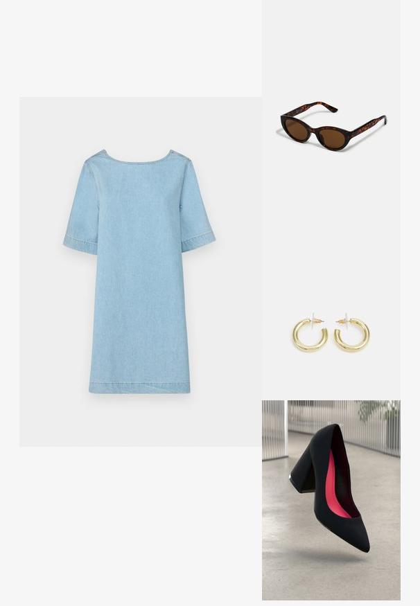 Vestido de ganga azul claro com um corte relaxado, mangas curtas, decote redondo e detalhes cosidos nas bainhas. Sem padrões ou acentos.; Sapato de salto alto preto com bico puntiagudo, superfície texturizada e um interior vibrante em rosa. Apresenta um salto grosso com detalhe em prata.; Óculos de sol tortoiseshell castanhos com um formato vintage de olho de gato e lentes castanhas. Apresenta braços curvados com acentos vermelhos.; Brincos em argola dourados com um acabamento liso e brilhante. Design circular com um pequeno pino e suporte transparente para um uso seguro.