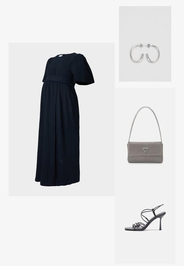 Tamno plavi maksi haljina od teksturiranog materijala, s v-izrezom, nabranim rukavima i skupljenim pojasom za opušteni kroj.; Crne sandale na visokoj potpetici imaju tanke trake s čvorastim dizajnom, glatki kvadratni vrh i elegantnu stiletto petu.; Svijetlosivi metalik ruksač s lancem, ukrašen malim okruglim metalnim zakovicama i trokutastim logotipom marke.; Srebro naušnice u obliku prstena s glatkom, sjajnom završnom obradom. Zaobljenog oblika, laganog dizajna, s kopčom na poleđini.