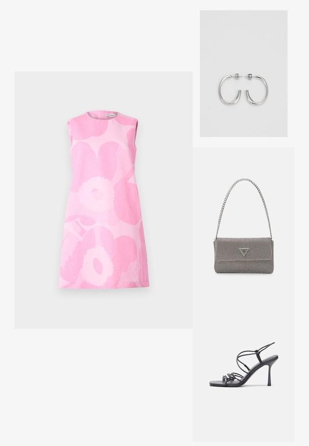 Marimekko SOPIVA UNIKKO różowy; Czarne sandały na wysokim obcasie mają cienkie paski z węzłowym wzorem, gładki, kwadratowy czubek i smukły obcas w stylu szpilki.; Jasnoszara metaliczna torebka na łańcuszku, ozdobiona małymi okrągłymi metalowymi ćwiekami oraz trójkątnym logo marki.; Srebrne kolczyki na biglu o gładkim, błyszczącym wykończeniu. O zaokrąglonym kształcie, lekkim designie, z zamknięciem na zatrzask.