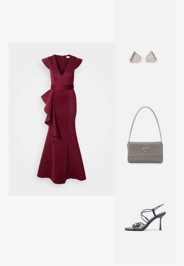 Burgundská večerní róba s krátkými rukávy, hlubokým V-výstřihem a páskem v oblasti pasu. Obsahuje splývavou volánovou ozdobu na jedné straně, vyrobenou z texturaovaného materiálu.; Černé high-heeled sandály mají tenké pásky s uzlovým designem, hladký čtvercový špičku a elegantní jehlový podpatek.; Světle šedá kovová kabelka s řetízkem, zdobená malými kulatými kovovými cvočky a trojúhelníkovým logem značky.; Stříbrné kovové náušnice s hladkým tvarem slzy a lesklým povrchem. Jemné rytiny přidávají detail. Minimalistický design.