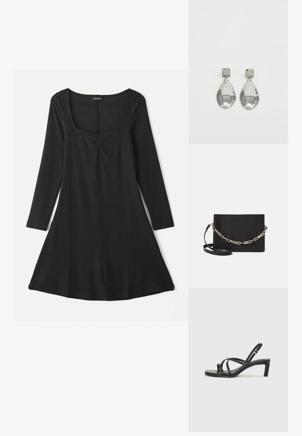 Fekete, hosszú ujjú ruha, négyzet alakú dekoltázzsal, elülső hullámos részletekkel és A-vonalú sziluettel, bordázott textúrával.; Fekete pántos szandál négyzetes orral és alacsony blokk sarkal. Több vékony pánttal és állítható boka pánttal rendelkezik. Sima bőrből készült.; Fekete bőr keresztpántos táska, sima textúrával, téglalap alakú és fém lánc részlettel az elején. Állítható pánttal ellátva.; Ezüst csepp fülbevalók négyzet alakú fülbevalóval, sima, fényes felülettel és csepp formával, amely fényt tükröz egy fényes felületen.