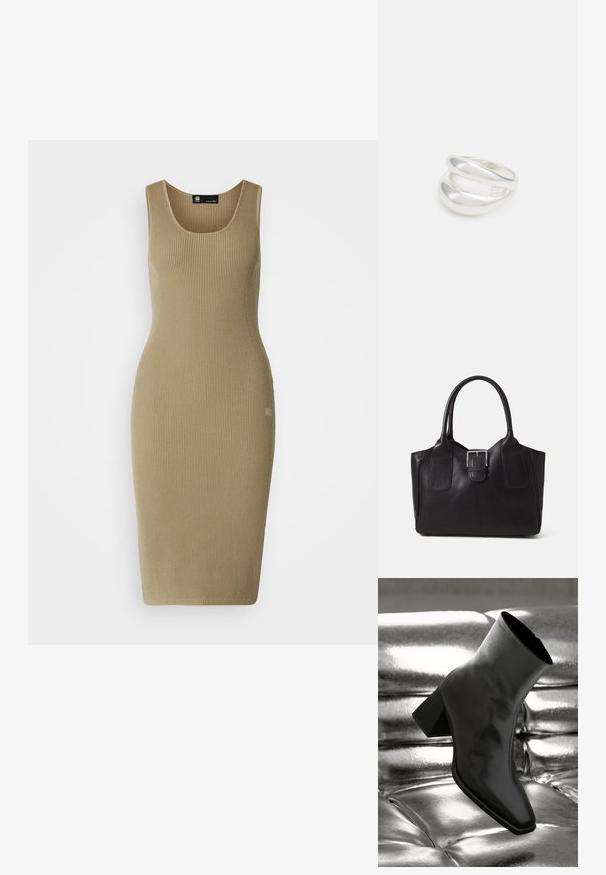 Beige ribota midi kleita ar pieguļojošu siluetu, plašu apaļu kakla izgriezumu un bez piedurknēm, kas izceļ teksturētu adīšanas audumu.; Melnas potītes kurpes, izgatavotas no spīdīga materiāla, ar kvadrātveida purngalu un konusveida papēdi, novietotas uz spīdīga sudraba izšūta fona.; Melnas ādas somiņa ar gludu tekstūru, strukturētu formu, divām rokturām un izteiktu sudraba sprādzi priekšpusē.; Sudraba divu joslu gredzens ar gludu, pulētu virsmu. Iezīmējas ar plūstošu, izliekta dizaina struktūru ar pārklājošām sekcijām modernam izskatam.