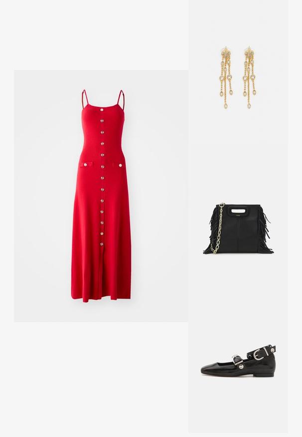 Czerwona dzianinowa sukienka maxi z cienkimi ramiączkami, zapinana na guziki z przodu, z dwoma naszytymi kieszeniami. Charakteryzuje się ryżowym splotem i dopasowanym krojem.; Czarne lakierowane baleriny z kwadratowym noskiem, z paskiem na kostkę z metalowymi elementami w kolorze srebrnym oraz płaską podeszwą. Gładka textura i minimalistyczny design.; Czarna skórzana torebka na ramię z frędzlami, złotym łańcuszkiem oraz wyciętym uchwytem. Posiada umieszczone na przodzie logo.; Złote kolczyki z wieloma kaskadowymi łańcuszkami, z przezroczystymi owalnymi akcentami z rhinestone'ów oraz ozdobnymi sztyftami.
