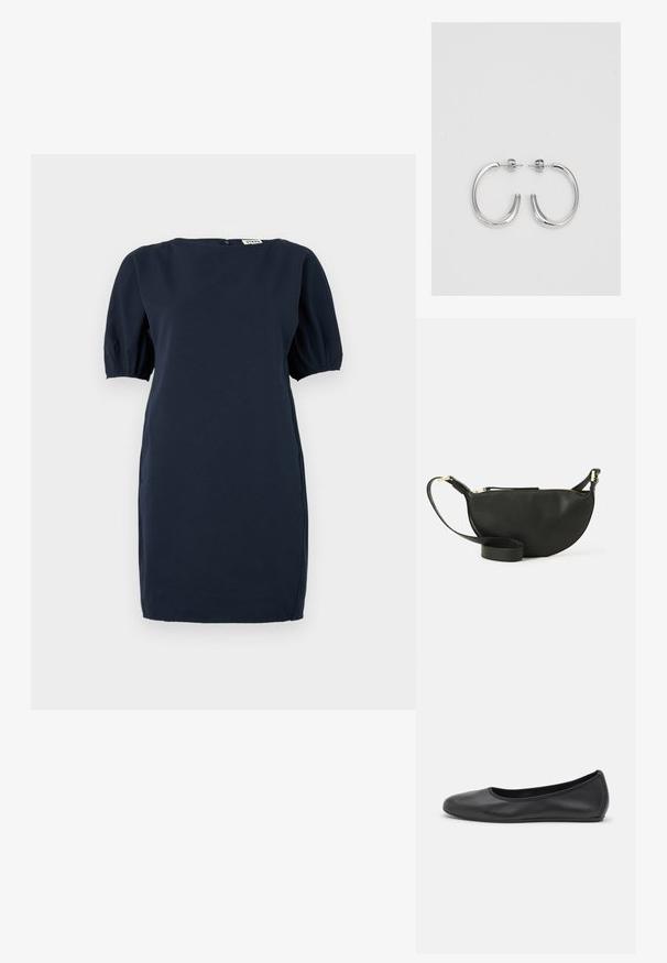 Mornarji modra obleka s kratkimi rokavi, okroglega izreza in z zadrgo na hrbtu, izdelana iz gladkega, mehkega blaga.; Črne usnjene balerinke z zaobljenim nosom, gladko teksturo, minimalnimi šivi in fleksibilno zasnovo podplata.; Črna usnjena torbica za čez ramo v obliki polmeseca, z teksturirano površino, zlatim zadrgo in ravnim trakom. Kompaktna zasnova, primerna za osnovne stvari.; Srebrne obročaste uhane z gladko, sijočo površino. Zaobljena oblika, lahka zasnova, z zapiranjem na zatič.