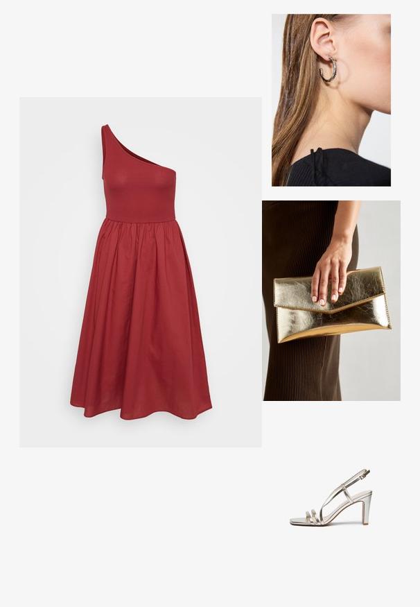 Ein rotes Ein-Schulter-Kleid mit tailliertem Oberteil und ausgestellt Rock, gefertigt aus glattem Stoff und mit gerafftem Taillenbund.; Metallisch silberner High-Heel-Sandalette mit offenem Zehenbereich, ausgestattet mit drei dünnen Riemen über dem Fuß und einem Knöchelriemen mit einer Schnalle.; Goldfarbene metallische Clutch mit einer glatten Textur und einem dreieckigen Klappenverschluss. Die Hand, die sie hält, hat ordentlich manikürte Nägel.; Silberne Creolen mit polierter Oberfläche, die kleine goldene Akzentdetails und eine runde Form aufweisen, am Ohrläppchen getragen.