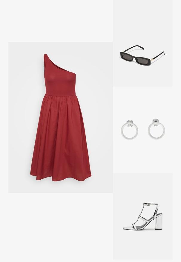 Rode one-shoulder jurk met een aansluitend lijfje en een uitlopende rok, gemaakt van gladde stof, met een gathered taille.; Zilveren metallic hak sandaal met een T-band ontwerp, verstelbare enkelband met gesp en een blokhak, met een glad, reflecterend oppervlak.; Zwarte rechthoekige zonnebril met donkere lenzen, glanzende plastic monturen en gouden accenten op de slapen. Minimalistisch ontwerp en elegante vorm.; Zilveren metalen ringoorbellen met een geborstelde textuur, met een ronde vorm en een transparante bevestiging voor een veilige draagwijze.