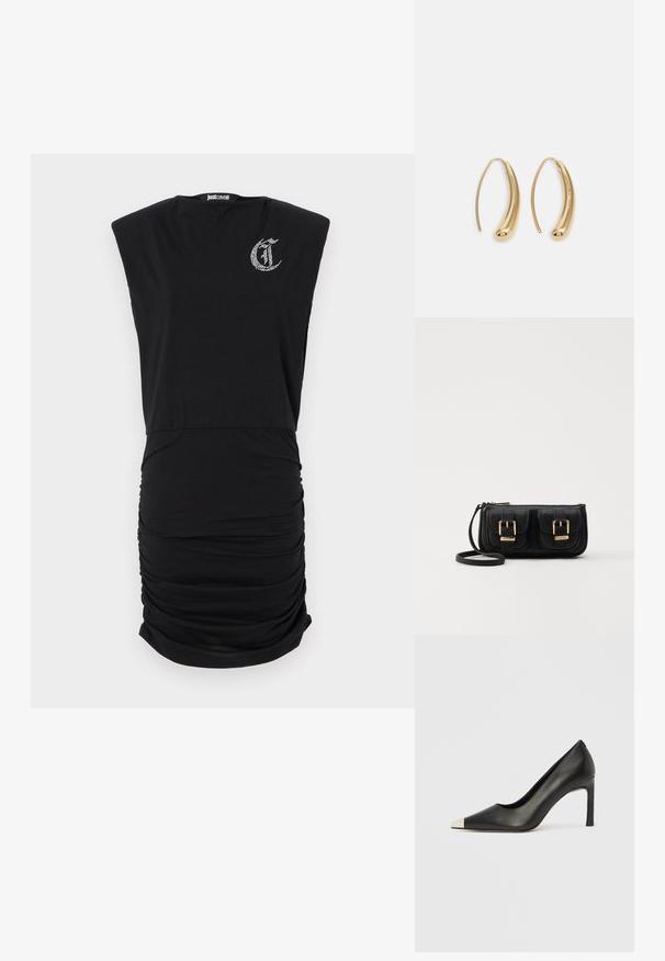 Crna haljina s uskim siluetom, kratkim rukavima i nabranim detaljima sa strane. Sadrži mali logo od rhinestona na prsima.; Crna kožna cipela s visokim potpeticama, špicastim vrhom i metalnim srebrnim vrhom. Ima glatku završnu obradu i tanku petu visine 10 cm.; Crna kožna torba preko ramena s dva prednja džepa, zlatnim kopčama, zatvaranjem na zip i uskim remenom. Teksturirana površina i kompaktan pravokutan oblik.; Zlatne metalne naušnice u obliku obruča s zakrivljenim, izduženim oblikom. Imaju glatku, sjajnu površinu i zaobljeni vrh za dodatni detalj.