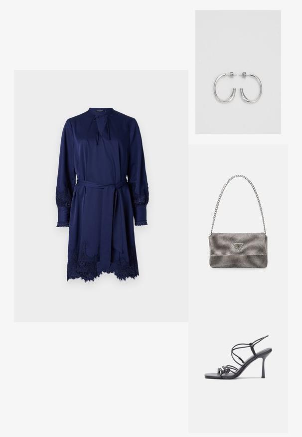 Rochie bleumarin dintr-un material moale, cu mâneci lungi, guler legat și detalii delicate din dantelă la mansete și la tiv.; Sandale negre cu toc înalt au curele subțiri cu un design legat, un vârf pătrat neted și un toc stiletto elegant.; Geantă metalică gri deschis, cu un strap din lanț, decorată cu mici ținte circulare metalice și un logo de marcă triangular.; Cercei creole din argint cu suprafață netedă și lucioasă, având o formă curbată și închidere cu tija. Design minimalist cu un finisaj modern.