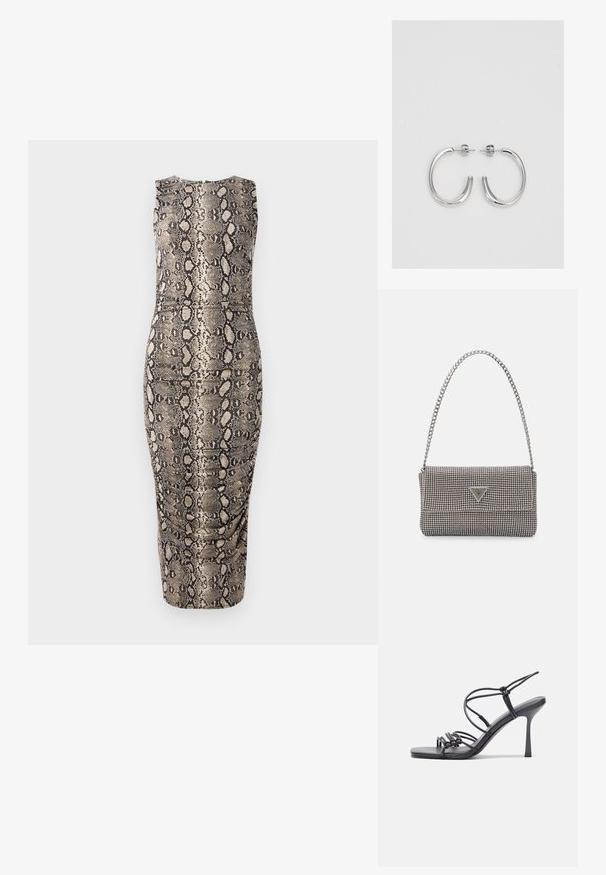 Robe sans manches ajustée avec un motif serpent. Présente des tonalités beige et noir, une texture lisse, et une longueur au genou.; Des sandales noires à talons hauts avec des fines lanières au design noué, un bout carré lisse et un talon aiguille élégant.; Sac à main en métal gris clair avec une bandoulière en chaîne, orné de petits clous métalliques ronds et d'un logo de marque triangulaire.; Boucles d'oreilles en argent avec une finition lisse et brillante. Forme arrondie, conception légère, avec un fermoir à tige.
