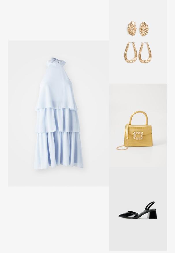 Vestido halter azul claro feito de tecido suave, apresentando três camadas com uma silhueta fluida e um detalhe de pescoço amarrado.; Sandy em verniz preto com salto slingback, ponta afilada e salto geométrico. Apresenta um design elegante e minimalista com textura suave.; Bolsa amarela em pele de crocodilo falsa, com um design estruturado, pega no topo, alça de corrente removível e decoração de cristal no fecho.; Brincos em tom de ouro com formas onduladas e texturizadas. Inclui studs escultóricos com presilha e um design de argola aberta com um acabamento martelado.