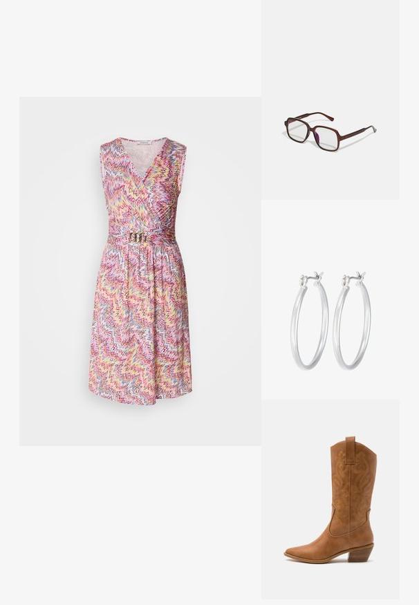 Robe sans manches à enrouler avec un décolleté en v, présentant un motif zigzag coloré dans des tons de rose, jaune et bleu, cintrée à la taille par une ceinture en métal.; Bottes de cow-boy en cuir tan avec un bout pointu, des motifs en spirale brodés sur la tige, et un talon bloc empilé. Équipées d'une languette pour un enfilage facile.; Lunettes rectangulaires marron avec des verres transparents et des nuances violacées. Monture en plastique lisse avec des branches droites et des accents subtils.; Boucles d'oreilles en argent avec une finition lisse et polie. Forme ronde et fermeture à clip sécurisée. Design léger adapté pour un port quotidien.