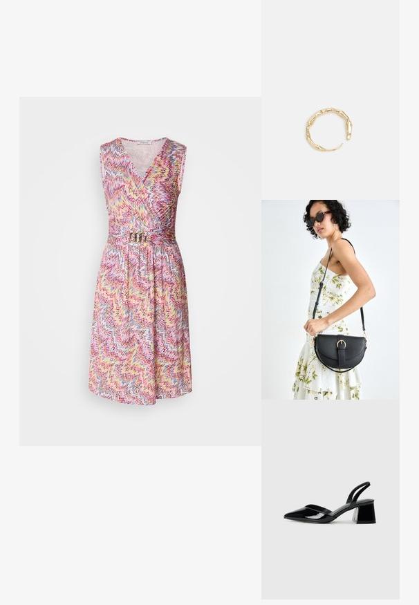Sukienka bez rękawów w stylu kopertowym z dekoltem w kształcie litery V, z kolorowym wzorem w zygzaki w odcieniach różu, żółci i niebieskiego, zebrana w talii metalowym paskiem.; Czarne lakierowane półbuty na obcasie z wydłużonym noskiem i geometrycznym słupkiem. Charakteryzują się eleganckim, minimalistycznym designem oraz gładką fakturą.; Czarna skórzana torebka o zakrzywionym kształcie, z odpinanym paskiem i złotymi akcentami. Torebka posiada klapę z zapięciem w kształcie klamry.; Pierścionek w odcieniu złota z organicznym, skręconym wzorem, o gładkiej fakturze i zwężających się końcach, tworzący nowoczesny, rzeźbiarski wygląd.
