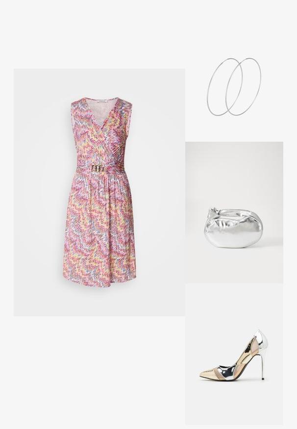 Bezramenné oblečení se zavinovacím designem a výstřihem do V, zdobené barevným vzorem v zubovitém stylu v růžové, žluté a modré barvě, stažené v pase kovovým opaskem.; Lodička s špičatou špičkou a kombinací stříbrné, zlaté a tělové barvy. Lesklý povrch s vykrojeným designem, s jehlovým podpatkem.; Stříbrná kovová taška s měkkým, zaobleným tvarem a uzávěrem s uzlem. Vyrobena z hladké umělé kůže.; Stříbrné kruhové náušnice s minimalistickým designem. Kruh, hladký povrch a tenký profil. Lehká konstrukce s lesklým povrchem.