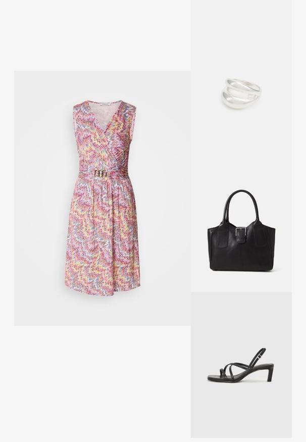 Hame sim v-aukkoisen, jossa on värikäs sahalaitakuvio vaaleanpunaisena, keltaisena ja sinisenä, kaisaus vyötäröllä metallivyöllä.; Mustat hihnalligat, joissa on neliön muotoinen kärki ja matala lohkokorko. Ominaisuuksiin kuuluu useita ohuita hihnoja ja säädettävä nilkkahihna. Valmistettu sileästä nahasta.; Musta nahkainen olkalaukku, jossa on sileä pinta, ryhdikäs muoto, kaksi kahvaa ja silmienpistävä hopeinen solkiyksityiskohta edessä.; Hopeinen kaksinkertainen rengas, jossa on sileä, kiillotettu pinta. Siinä on sulava, kaareva muotoilu, jossa on päällekkäisiä osia modernin ilmeen saavuttamiseksi.