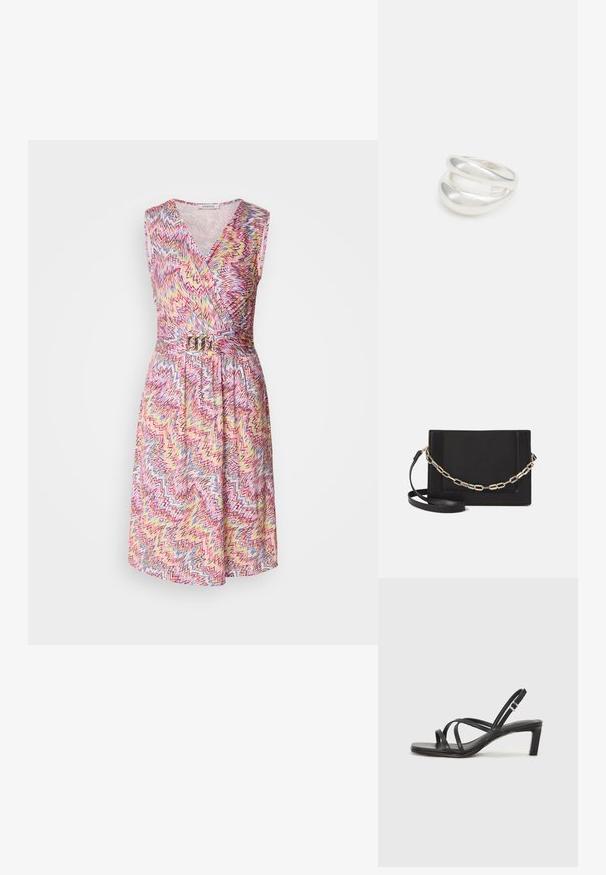 Kombinezon brez rokavov z v-izrezom, ki ima pisan zigzag vzorec v roza, rumeni in modri barvi, zategnjen v pasu z kovinskim pasom.; Črne natikače s trakovi in kvadratnim prstom ter nizkim blokastim peto. Imajo več tankih trakov in nastavljiv trak okoli gležnja. Narejene so iz gladkega usnja.; Črna usnjena torba čez ramo z gladko teksturo, pravokotno obliko in kovinskim verižnim detajlom spredaj. Vključena je nastavljiva naramnica.; Srebrn dvojni prstan z gladko, polirano površino. Ima tekoč, ukrivljen dizajn z prekrivajočimi se sekcijami za sodoben videz.