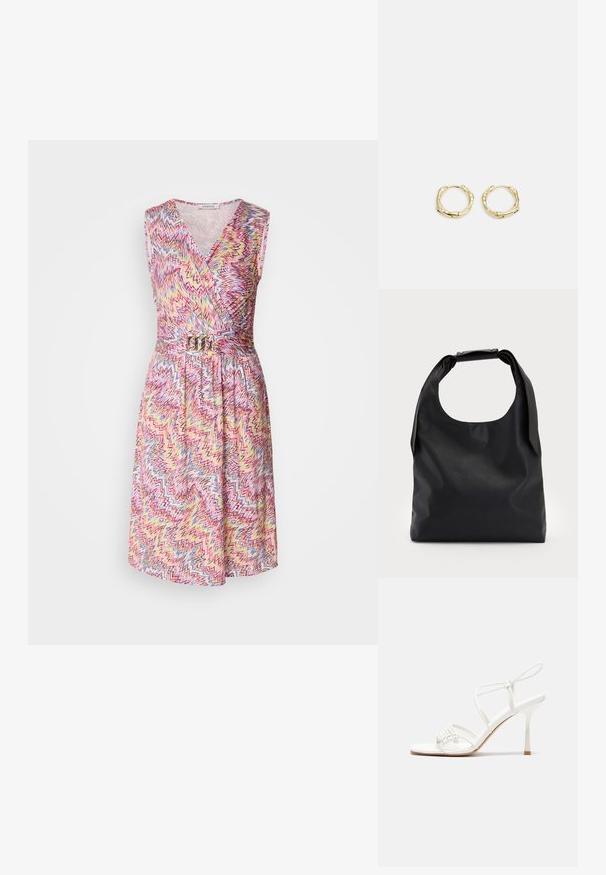 Ærmeløs omslagskjole med v-hals, prydet med et farverigt zigzag mønster i pink, gul og blå, indsnævret i taljen med et metalbælte.; Hvide strop sandaler med høj hæl, flad tåbase, tekstureret forside med sammensunkne detaljer og en smal ankelrem.; Sort læderhåndtaske med en stor åben top og en enkelt skulderrem. Blød tekstur, minimalistisk design, indeholder diskrete metalaccenter.; Gul hoop ørestikker med en struktureret, uregelmæssig form. Har en sømløs lukning og en poleret overfladefinish, der fremhæver et moderne design.