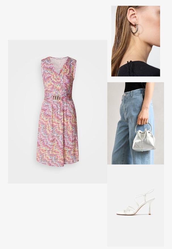 Šaty bez rukávov so zaväzovaním a výstrihom do V, s farebným zigzagovým vzorom v ružovej, žltej a modrej farbe, stiahnuté v páse kovovým opaskom.; Biele sandále na vysokom podpätku so štíhlym remienkom okolo členku a plochou základňou na prsty, textúrovaný predok so zhluky akcentov.; Metalická strieborná kabelka s textúrovaným povrchom, zdobená striebornou okrúhlou rukoväťou a uzáverom na šnúrku, držiaca sa pred svetlo modrými džínsami.; Strieborná kruhová náušnica s lesklým povrchom, obsahujúca malé zlaté akcenty a okrúhly tvar, nosená na lalôčiku ucha.