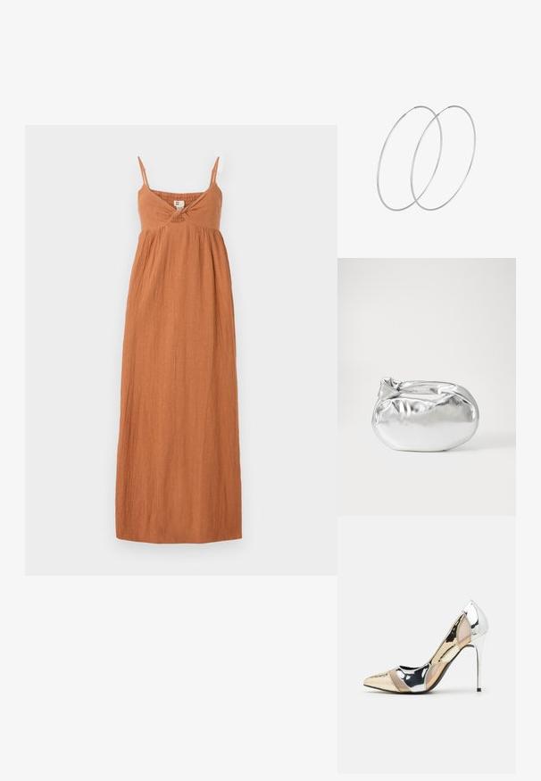 Vestido maxi en naranja quemado, hecho de una tela texturada. Presenta tirantes finos, un detalle de torsión en el pecho y una silueta suelta y fluida.; Zapato de tacón alto con punta afilada en una combinación de colores plateado, dorado y nude. Acabado brillante con diseño recortado, que presenta un tacón de aguja.; Bolsa de pouch metálica plateada con una forma suave y redondeada y un cierre en la parte superior con un nudo. Hecha de un material de imitación de cuero suave.; Pendientes de aro plateados con un diseño minimalista. Forma circular, textura suave y perfil delgado. Livianos con un acabado pulido.