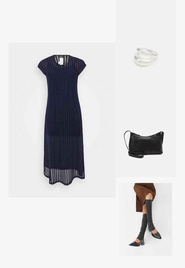 Tamsiai mėlyna megzta suknelė su trumpomis rankovėmis, V formos iškirpte ir tekstūruotu raštu. Ypatybė - ilgesnis nugaros kraštas su banguota aranžuote.; Juodi lakuoti odiniai batai su aštriu kuma ir bloko kulnu, derinami su pilkais riebiais kojų šildytuvais ir rudais zomšiniais sijonais.; Juodas odinis petinis krepšys su lygiu paviršiumi, išlenkta forma, reguliuojama dirželiu ir užtrauktuku. Minimalistinis dizainas be puošmenų.; Sidabrinis dvigubas žiedas su lygiu, poliruotu paviršiumi. Pasižymi sklandžiu, kreiptu dizainu su persipinančiomis dalimis, suteikiančiomis modernų išvaizdą.