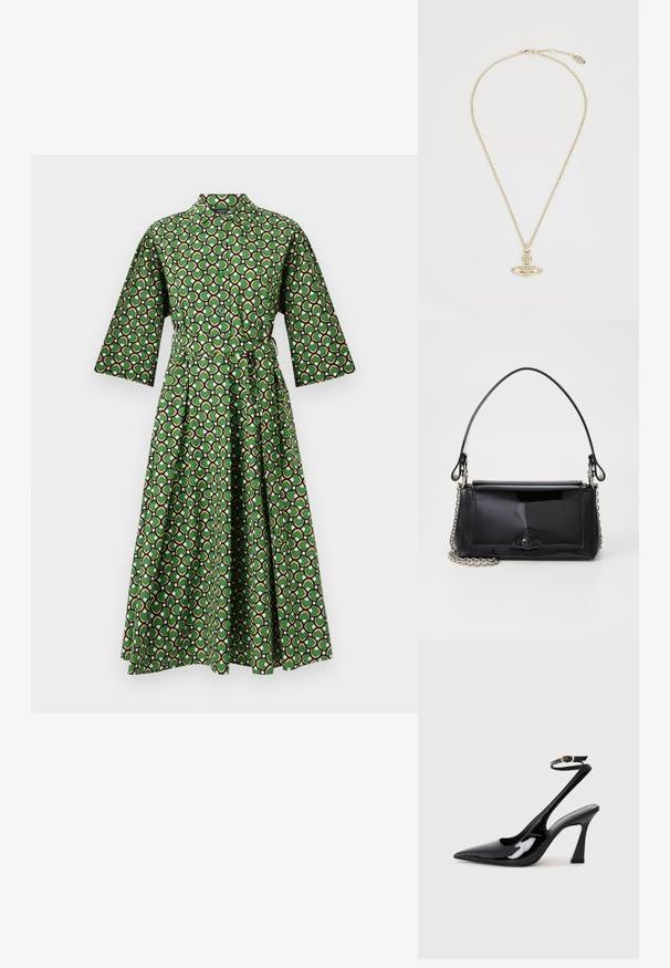 Zelené šaty s vzorem, límečkovým výstřihem, rukávy ke tříčtvrtinám a opaskem na zavázání. Mají geometrický potisk v černé, bílé a růžové barvě.; Černé lakované kožené lodičky na pásku s špičatou špičkou, nastavitelným páskem kolem kotníku a mírným blokovým podpatkem. Hladký povrch s lesklým finišem.; Černá lakovaná kožená kabelka obdélníkového tvaru, řetízkový popruh a výrazné kovové zdobení uprostřed. Hladká textura.; Vivienne Westwood MAYFAIR BAS RELIEF PENDANT - Náhrdelník - gold-coloured