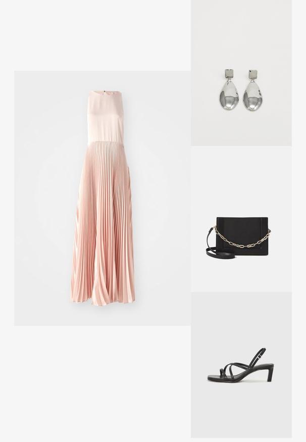 Kergelt roosast kangast voltidega kleit, millel on ilma varrukateta disain, pehme sära peal ja voolavad voldid vööst allapoole.; Mustast rihmajalatsid ruudukujulise varba ja madala ploki kontsaga. Omab mitmeid õhukesi rihmasid ja reguleeritavat pahkluu rihma. Valmistatud siledast nahast.; Mustast nahast õlakott, mis omab siledat tekstuuri, ristküliku kuju ning esiküljel metallketi detaili. Reguleeritav rihm on kaasas.; Hõbedased ripatsid, millel on ruudukujuline studs, siledat ja poleeritud viimistlust ning pisarakuju, peegeldades valgust läikiva pinnaga.