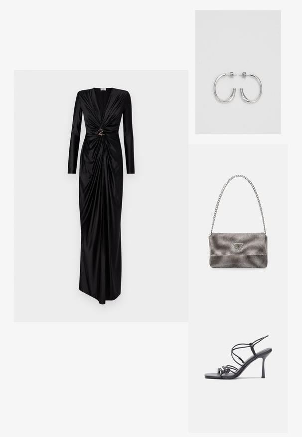 Vestido preto longo com mangas longas, apresentando um design frontal torcido e um destaque em dourado. Feito de um tecido liso e brilhante.; As sandálias de salto alto pretas apresentam tiras finas com um design em nó, uma biqueira quadrada lisa e um elegante salto agulha.; Bolsa metálica cinza claro com uma alça de corrente, adornada com pequenos rebites metálicos circulares e um logótipo triangular da marca.; Brincos de argola prateados com um acabamento suave e brilhante. Forma arredondada, design leve, com fecho de pino.