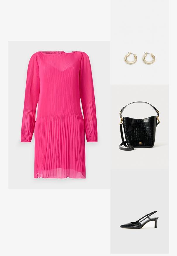 Ružová plisovaná šaty s dlhými rukávmi, okrúhlym výstrihom a priesvitnou textúrou. Obsahuje vertikálne plisovanie po celom povrchu a má mierne voľný strih.; Čierne patentové slingback topánky na ihlovom podpätku s špicatou špičkou, s textúrovaným hadím vzorom, nastaviteľným popruhom a krátkym, textúrovaným blokovým podpätkom.; Čierna kabelka z kože s embosovaným hadím vzorom, zakriveného tvaru, so zlatými kovovými doplnkami, nastaviteľným popruhom a detailom loga na prednej strane.; Lauren Ralph Lauren BASIC SMALL HOOP - Náušnice - gold-coloured