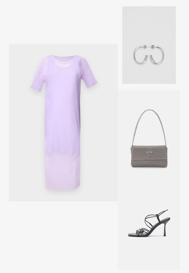 Lila geripptes Midikleid mit kurzen Ärmeln, rundem Ausschnitt und glatter Textur. Die Länge reicht bis knapp über die Knöchel.; Schwarze, hochhackige Sandalen mit dünnen Riemen und einem geknoteten Design, einer glatten, rechteckigen Zehenpartie und einem eleganten Stiletto-Absatz.; Hellegraue metallische Handtasche mit einer Kettenriemen, verziert mit kleinen kreisförmigen metallic Nieten und einem dreieckigen Markenlogo.; Silberne Creolen mit einer glatten, glänzenden Oberfläche. Abgerundete Form, leichtes Design, mit einer Steckverschluss.