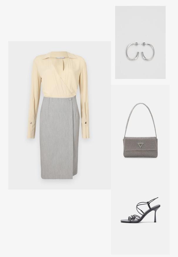 Beige hosszú ujjú kötött blúz, szürke ceruzaszoknyával, gomb részlettel és sima textúrával. Klasszikus gallérterv.; Fekete magas sarkú szandálok vékony pántokkal, csomózott mintával, sima négyzetes orral és karcsú stiletto sarkal rendelkeznek.; Világosszürke fémes kézitáska lánc pánttal, kis kör alakú fém kifinomult díszítéssel és háromszög alakú márkagéppel.; Ezüst karika fülbevalók sima, fényes felülettel. Lekerekített forma, könnyű kialakítással, tűs zárómechanizmussal.