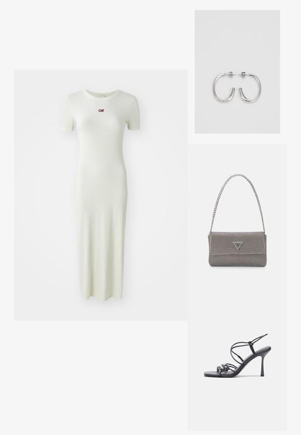Rebrasto, obleko do gležnjev v svetlo zeleni barvi z kratkimi rokavi in okroglim ovratnikom, ki ima na prsih mali rdeči vezen logotip.; Črne visoke sandale na peto imajo tanke naramnice z vozlom, gladek kvadratni toe in eleganten stiletto peto.; Svetlo siva kovinska torbica z verižnim ročajem, okrašena z majhnimi okroglimi kovinskimi bleščicami in trikotnim logotipom blagovne znamke.; Srebrne uhančke v obliki obroča z gladko, sijočo površino, ukrivljene oblike in zapiranjem na zatič. Minimalistična zasnova z modernim zaključkom.