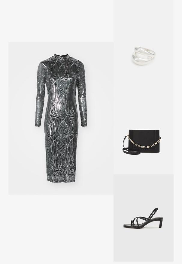 Dolga obleka s prilagojenim krojem v kovinski srebrni barvi, z visokim ovratnikom, ki ima valovito črtasto vzorčenje in gladko, odsevno teksturo.; Črne natikače s trakovi in kvadratnim prstom ter nizkim blokastim peto. Imajo več tankih trakov in nastavljiv trak okoli gležnja. Narejene so iz gladkega usnja.; Črna usnjena torba čez ramo z gladko teksturo, pravokotno obliko in kovinskim verižnim detajlom spredaj. Vključena je nastavljiva naramnica.; Srebrn dvojni prstan z gladko, polirano površino. Ima tekoč, ukrivljen dizajn z prekrivajočimi se sekcijami za sodoben videz.