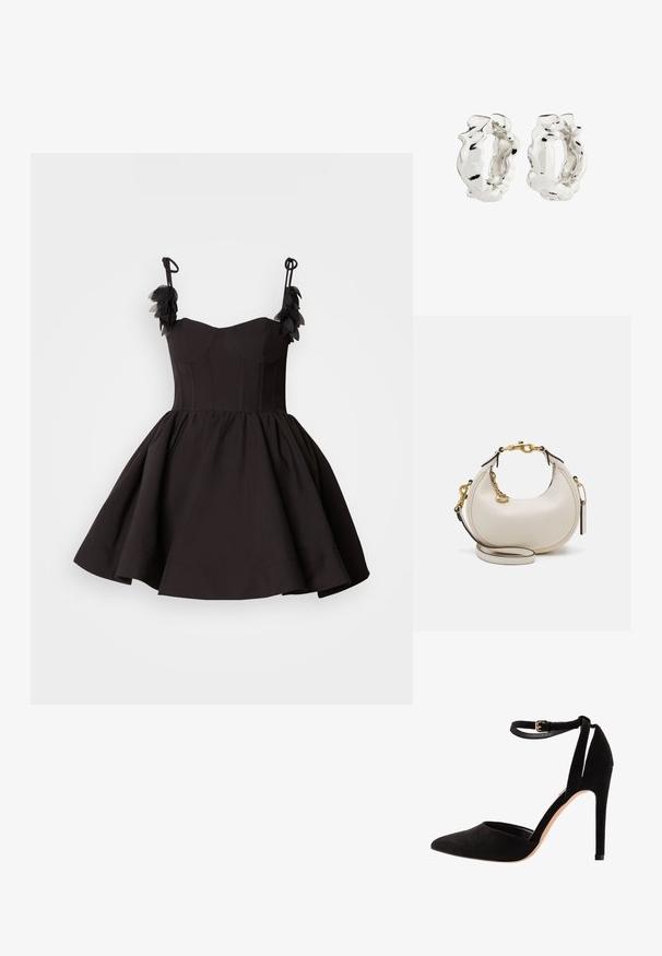 Schwarzes Kleid mit taillierter Oberpartie und weit ausgestellt Rock. Verfügt über Spaghettiträger und florale Akzente an der Schulter. Glatte Stofftextur.; Schwarze Wildleder-Pumps mit spitzer Zehe, Knöchelriemen und Stiletto-Absatz. Das Design zeichnet sich durch eine glatte Textur mit minimalen Verzierungen aus.; Cremfarbene Lederhandtasche in Mondform, mit goldenen Akzenten, schwarzen Details und einem abnehmbaren Gurt. Sie verfügt über eine Kettendetail und einen Anhänger.; Silberne Creolen mit einem strukturierten, unregelmäßigen Design. Die Oberfläche ist glänzend und zeigt Kurven und Konturen. Der innere Raum ist hohl.