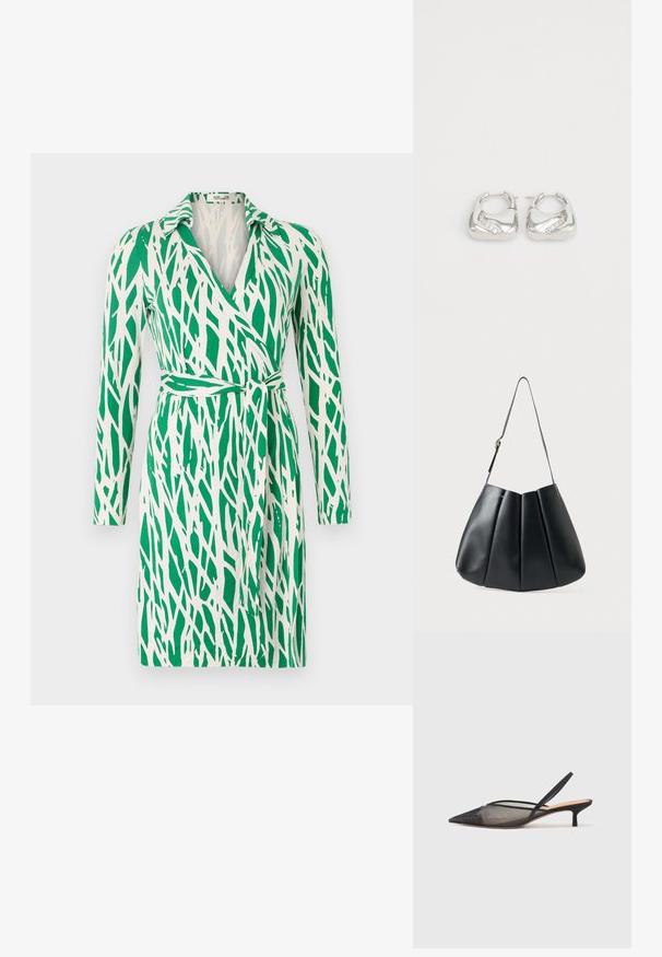 Grünes und weißes Wickelkleid mit langen Ärmeln, Kragen, gebundenem Taillengürtel und einem abstrakten Muster, das an Rinde erinnert, auf einem glatten Stoff.; NEOUS IRENA - Pumps - black; Schwarze Leder-Umhängetasche mit plissierter Gestaltung, glatter Textur, einem einzelnen Tragegurt und einem dezenten goldenen Hardware-Akzent.; Silberne Creolen mit einem glatten, runden Design und einem wellenförmigen Akzent, der kleine, klare Strasssteine entlang einer Kante enthält.
